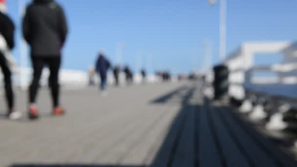 Touristen flanieren auf der Seebrücke in Sopot, Polen — Stockvideo