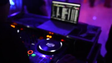 Dj diskoda uzaktan kumanda çalışıyor. Dans pisti ve hafif müzik.