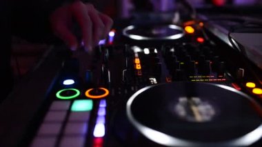 Dj diskoda uzaktan kumanda çalışıyor. Dans pisti ve hafif müzik.