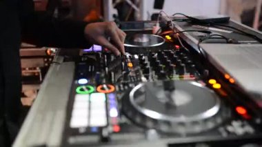 Dj diskoda uzaktan kumanda çalışıyor. Dans pisti ve hafif müzik.