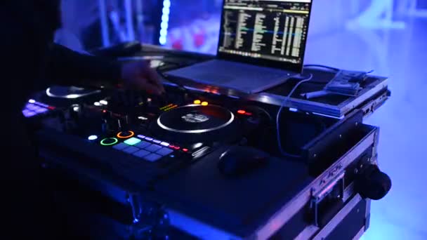 El DJ de la discoteca está trabajando detrás del mando a distancia. Pista de baile y música ligera . — Vídeo de stock
