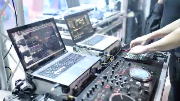 El DJ de la discoteca está trabajando detrás del mando a distancia. Pista de baile y música ligera . — Vídeos de Stock