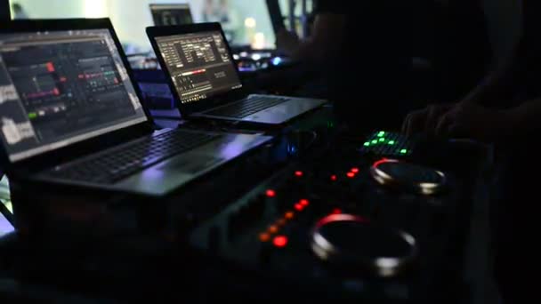 DJ di disko bekerja di belakang remote control. Lantai dansa dan musik ringan . — Stok Video