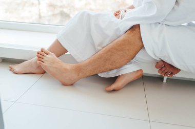 Sabah otel odasında genç mutlu çift.