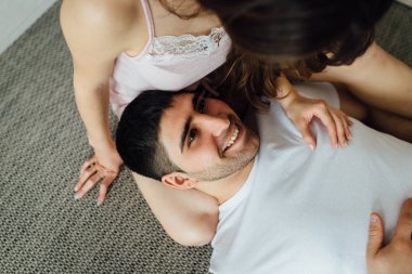 kattaki dairede iyi vakit geçiriyor aşık Çift