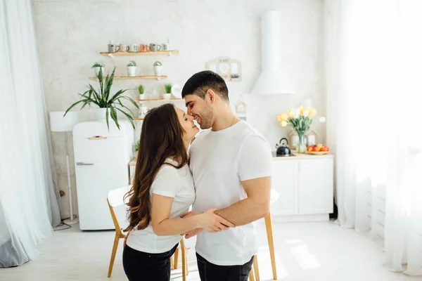 Sexig sensuell ungt par stående och kramar på köket — Stockfoto