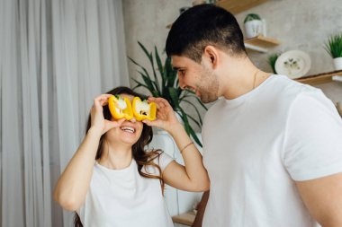 Şef sebzeleri yemeğe böler. Bulaşıkları hazırlıyorum. Bir kadın bıçak kullanır ve yemek pişirir.