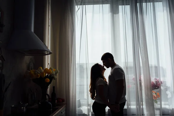 Sexy sinnliches junges Paar steht und umarmt auf der Küche — Stockfoto