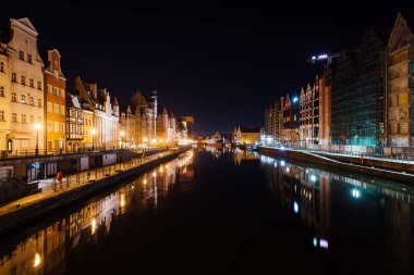 eski Gdansk akşam sokakları, ana nehir üzerinde köprü, merkezi turistik sokak