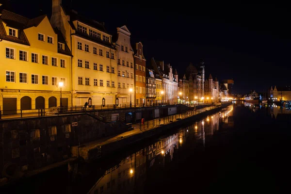 Calles nocturnas de la antigua Gdansk, puente sobre el río principal, calle turística central — Foto de Stock