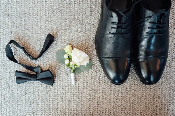 Bräutigam zog sich an. Uhr, Schuhe, Fliege — Stockfoto