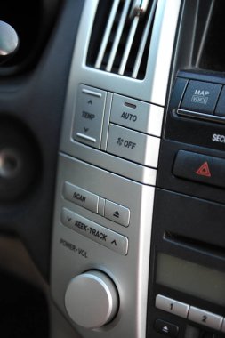 modern otomobil direksiyon simidi yakınındaki denetimleri