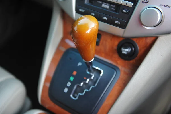 Mandos cerca del volante en un coche moderno —  Fotos de Stock