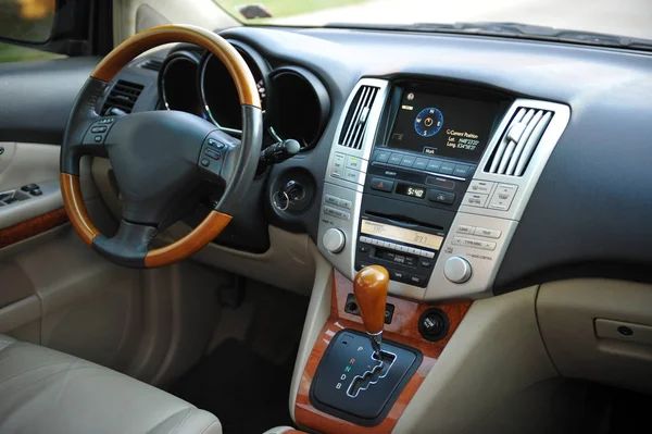 Moderno luxo prestígio carro interior, painel de instrumentos, volante. Couro perfurado, interior de madeira . — Fotografia de Stock