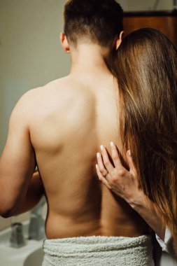 Sevimli bir çift banyoda keyifli anlar geçirir. Yavaşça sarılma