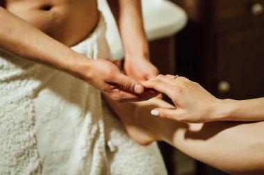 Sevimli bir çift banyoda keyifli anlar geçirir. Yavaşça sarılma