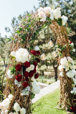 Düğün merasimi için güzel kemer. Konuklar için beyaz sandalyeler.