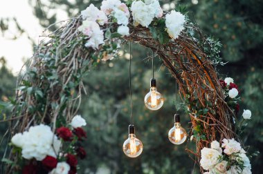 Düğün merasimi için güzel kemer. Konuklar için beyaz sandalyeler.