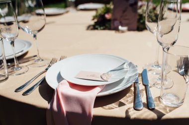 ormanda misafirler için düğün masası