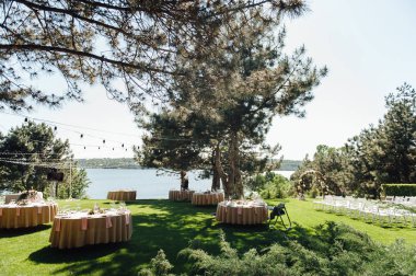 ormanda misafirler için düğün masası