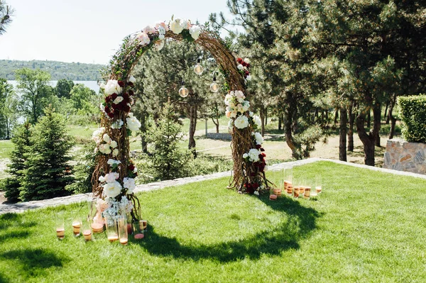 Arco bonito para a cerimônia de casamento no parque com cadeiras brancas para convidados — Fotografia de Stock