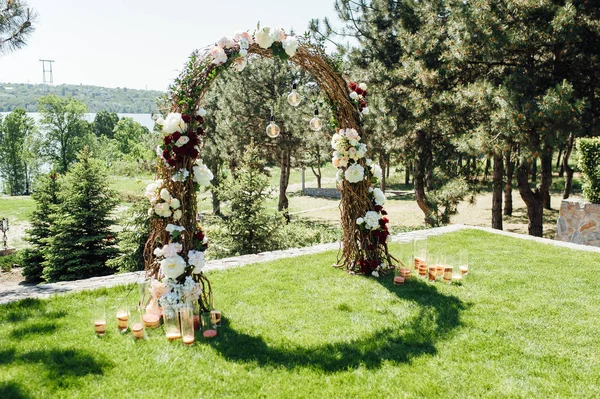Arco bonito para a cerimônia de casamento no parque com cadeiras brancas para convidados — Fotografia de Stock
