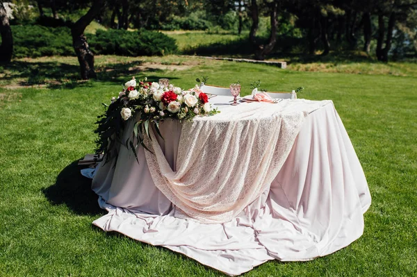 Decoração incrível em estilo ecológico no casamento de verão — Fotografia de Stock
