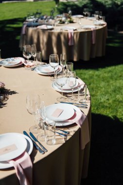 ormanda misafirler için düğün masası