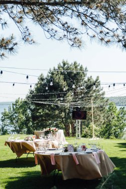 ormanda misafirler için düğün masası