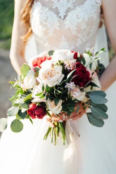 Красива наречена тримає весільний барвистий букет . — стокове фото