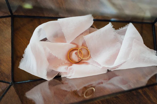 Dos anillos de oro en una elegante caja de cristal . —  Fotos de Stock