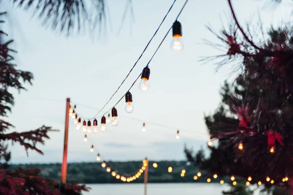 Decoración de la bombilla en la fiesta al aire libre, fiesta de boda — Foto de Stock