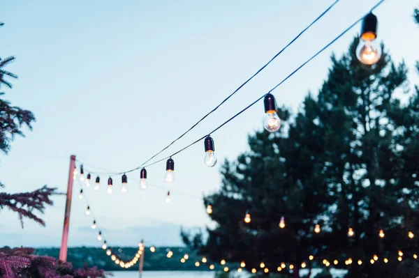 Decoración de la bombilla en la fiesta al aire libre, fiesta de boda — Foto de Stock