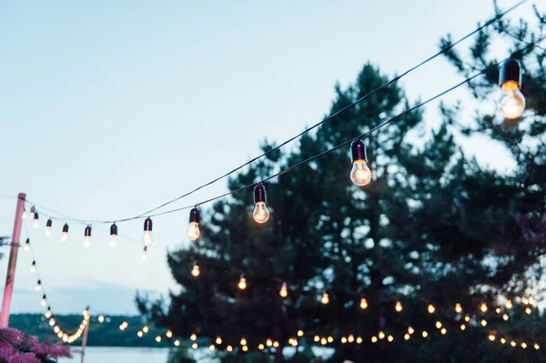 Decoração de lâmpada na festa ao ar livre, festa de casamento — Fotografia de Stock