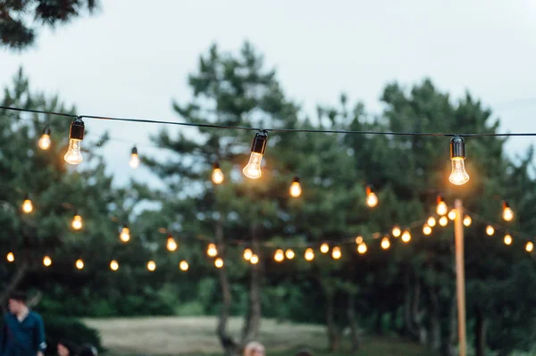 Decoración de la bombilla en la fiesta al aire libre, fiesta de boda —  Fotos de Stock