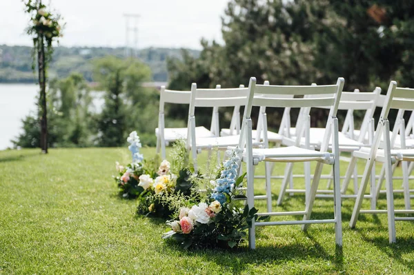 Cérémonie de mariage. Studio Décor. chaises blanches en bois sur une pelouse verte . — Photo