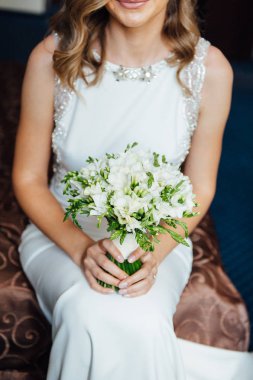 Bir buket beyaz ve pembe gül ve yeni evli çiftle