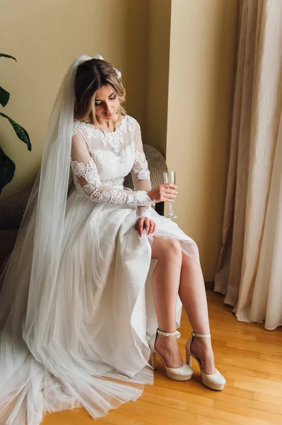 Retrato de belleza de la novia con vestido de novia de moda con plumas con maquillaje de lujo deleite — Foto de Stock