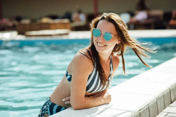 수영장에서 아름다운 소녀의 초상화입니다. 물 방울 은 그녀의 몸을 실행. — 스톡 사진