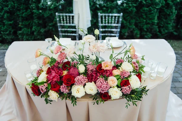 Şenlikli Düğün Masası ayarı. Boş şarap gözlükleri