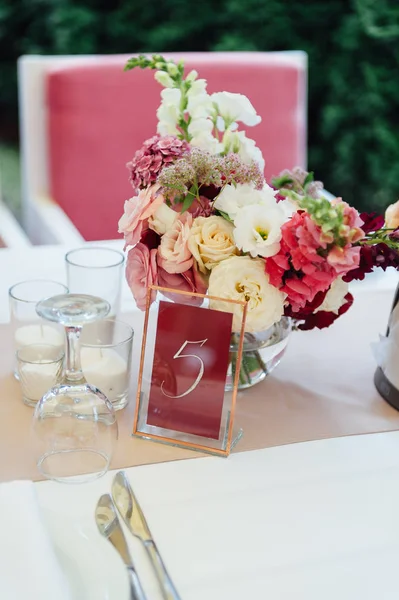 Festlich gedeckter Hochzeitstisch. Leere Weingläser — Stockfoto
