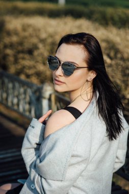 esmer saçlı güzel kız, dışında poz, hipster tarzı