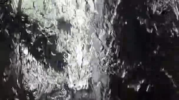 Textura cachoeira loop sem costura, isolado em preto com camada de espuma alfa e separada — Vídeo de Stock