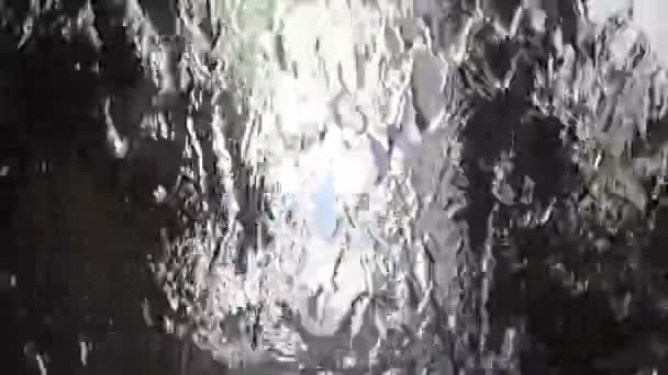 Wasserfall-Textur nahtlose Schlaufe, isoliert auf Schwarz mit Alpha und separater Schaumstoffschicht — Stockvideo