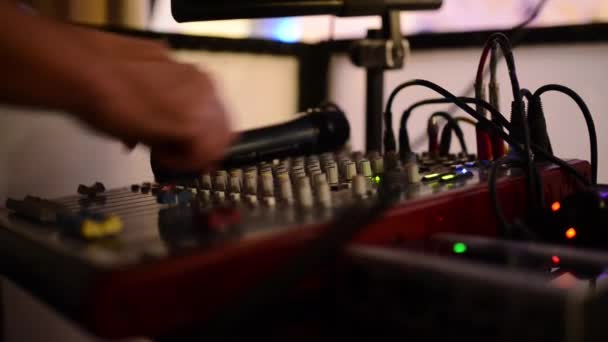 Palco, misturando faixas em dança atmosférica festa strobing e luzes piscando — Vídeo de Stock