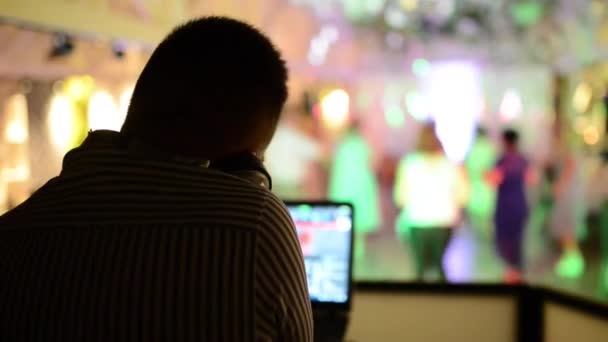 Palco, misturando faixas em dança atmosférica festa strobing e luzes piscando — Vídeo de Stock