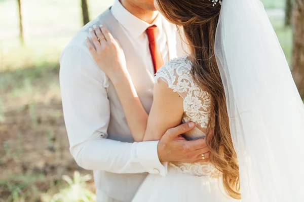 Junges Hochzeitspaar im Freien. Bräutigam und Braut zusammen — Stockfoto