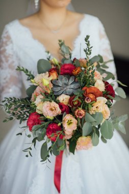 bir buket çiçek ve yeşillik holding beyaz bir elbise içinde gelin