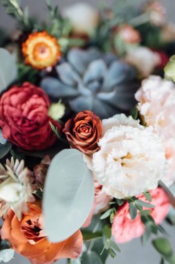 Gelin buketi. Gelin buketi. Beyaz, mavi, pembe çiçek ve yeşillik güzel buket