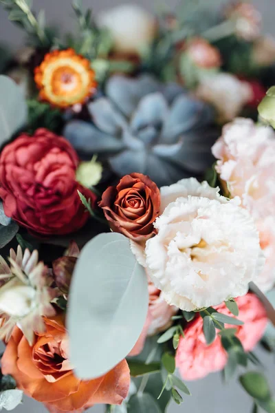 新娘花束。新娘花束美丽的白色、蓝色、粉红色花朵和绿色植物 — 图库照片